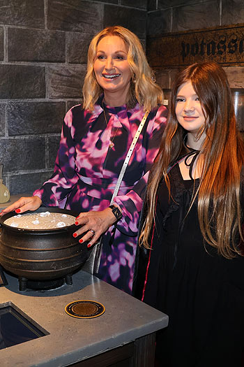 Eva Grünbauer mit Tochter  @ "Harry Potter - Die Ausstellung" in der Kleinen Olympiahalle im Olympiapark (©Foto: Martin Schmitz)